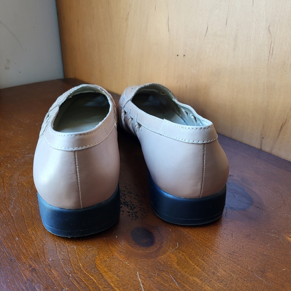 NEW Women's Tan Loafers 9 WIDE - Picture 4 of 6